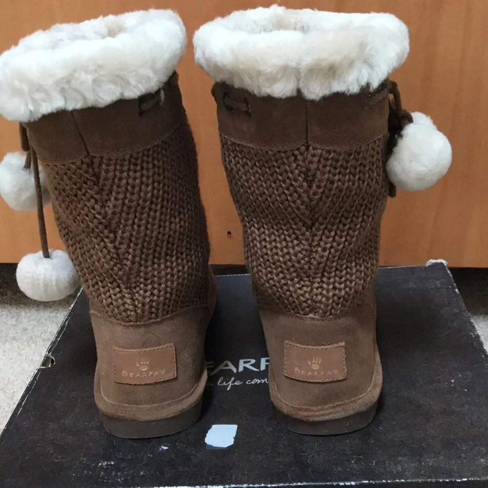 BEARPAW Size 8 fur lined boots with tie.